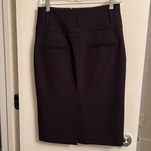 Set Women's black pencil skirt back slit size 4 polyester NWT Bloomingdales - Picture 2 of 12